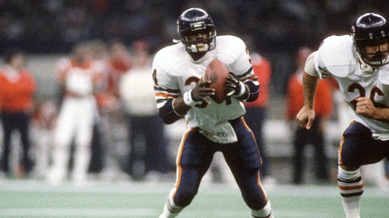 Walter Payton catching ball
