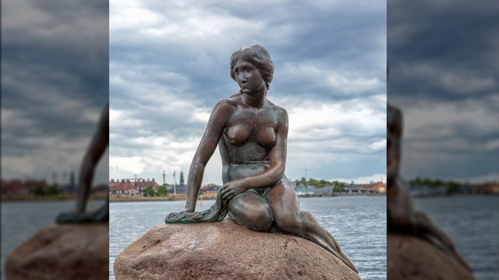 little mermaid statue in copenhagen