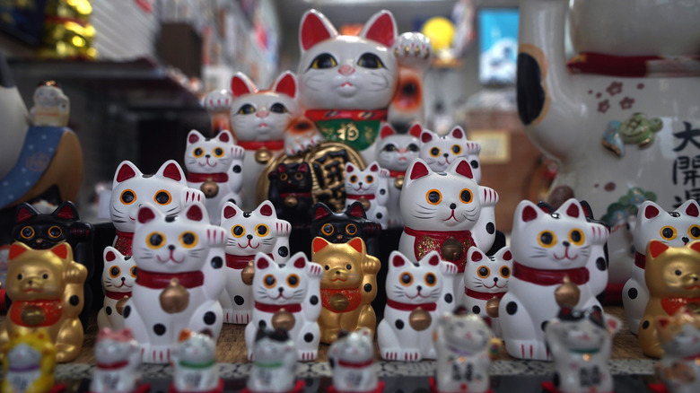 rows of lucky cats in multiple sizes