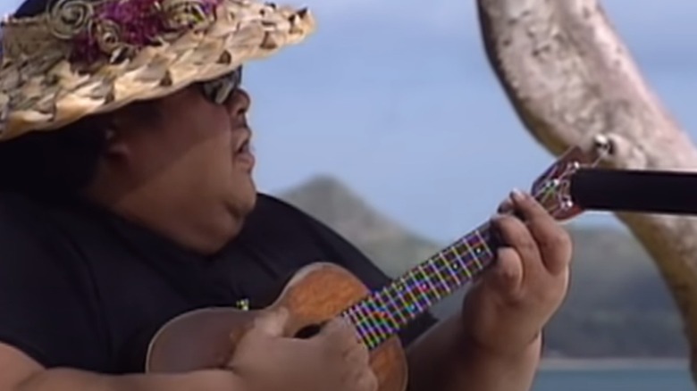 Israel Kamakawiwo'ole singing with ukulele
