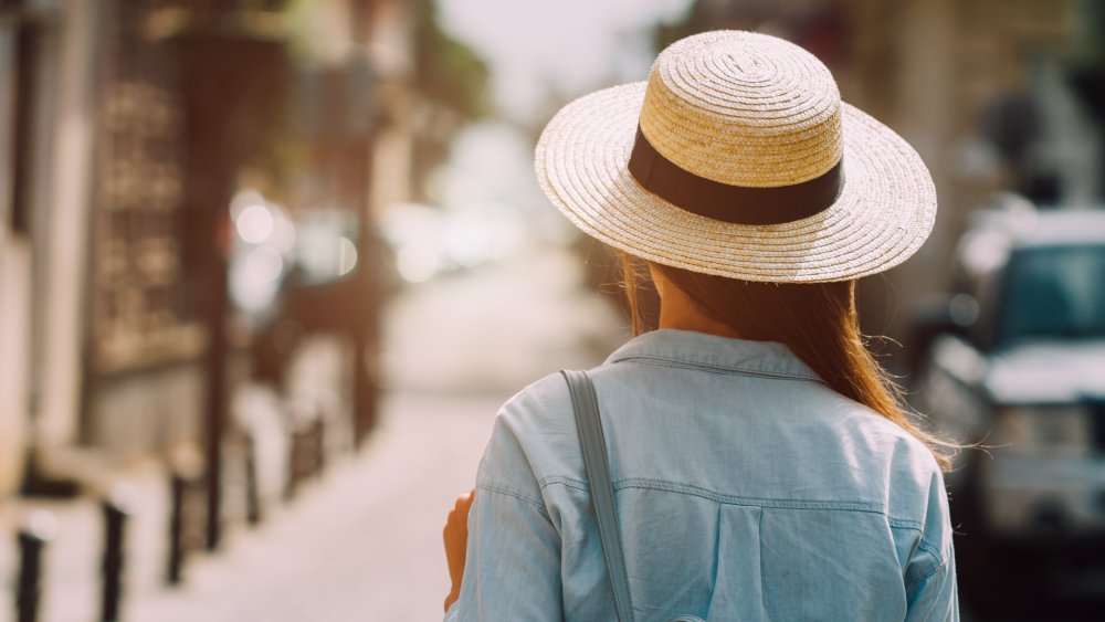 woman traveller with purse and hat
