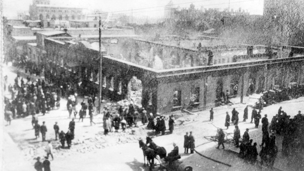 The building of the editorial office of Kaspi newspaper on Nikolayevskaya street (modern day Istiglaiyyet street), ruined during the March days in 1918