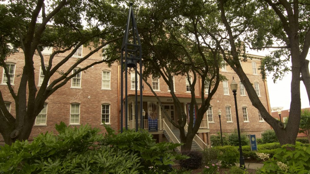 Ayer Hall on Gibbs Green Plaza in Jackson State University 