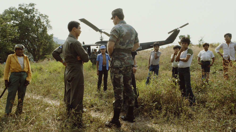 American soldier advising Salvadoran soldier