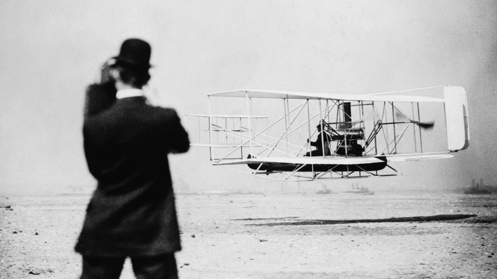 Wilbur Wright begins his flight from Governor's Island to Grant's Tomb and back over New York Harbor in a demonstration of the Wright Brothers' airplane.on September 29, 1909.