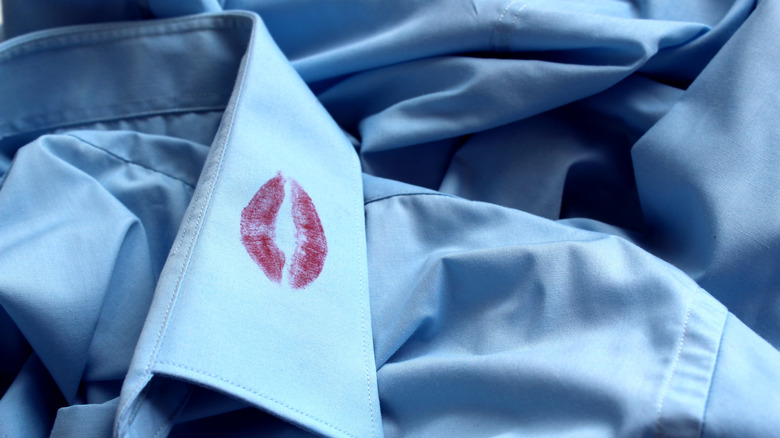 lipstick stain on collar