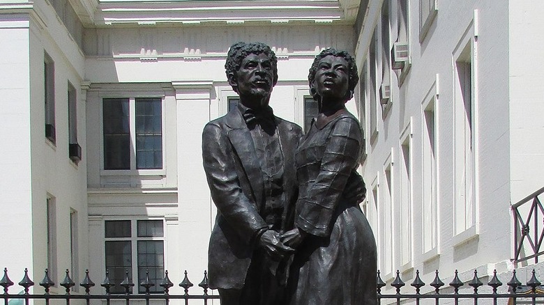 Memorial to Dred and Harriet Robinson Scott outside the Old St. Louis Courthouse. Date	
