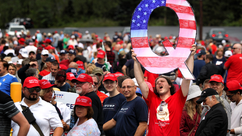 Trump protesters with a Q sign