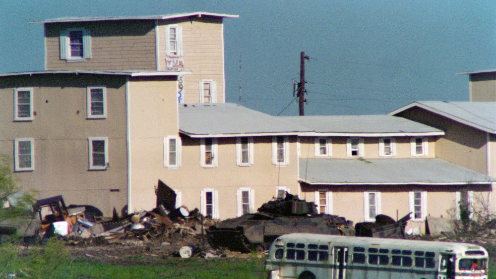 A Bradley APC in front of the Davidian compound