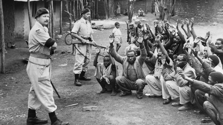 British soldiers with Kenyan prisoners