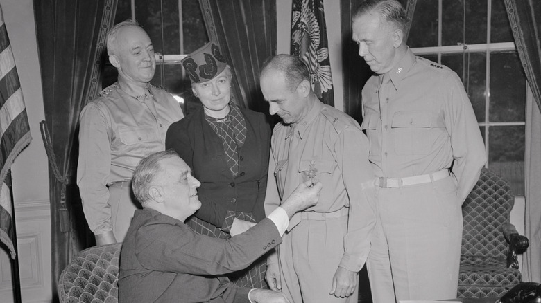 doolittle receiving medal of honor from fdr