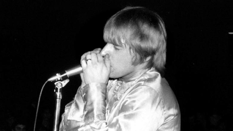 Keith Relf hands around mic on stage