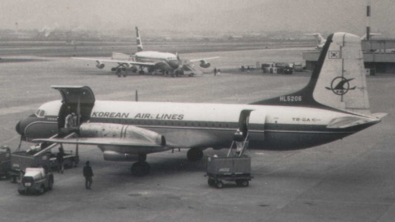 KAL YS-11 aircraft loading