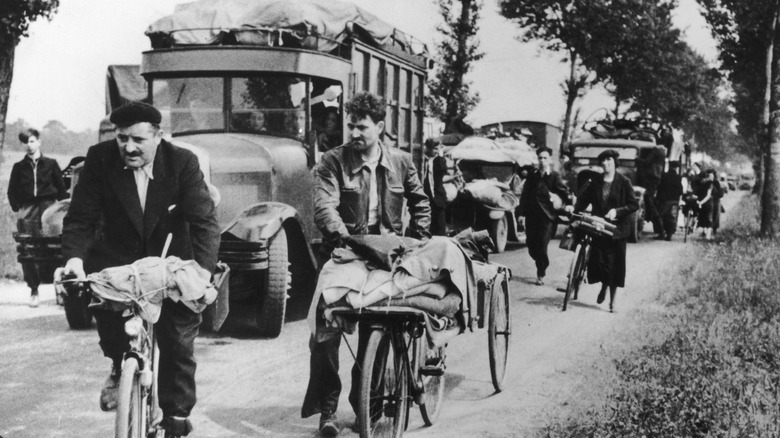 refugees fleeing paris after its capture, 1940