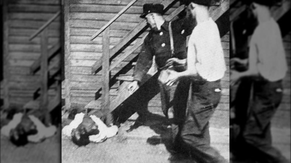 1919 chicago race riot showing stoning a victim