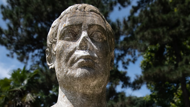 A Pompey statue