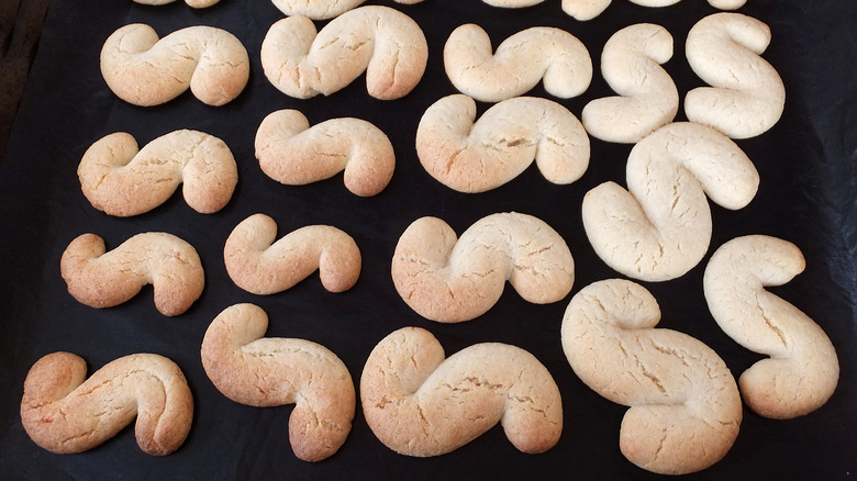 English jumble cookies cooling