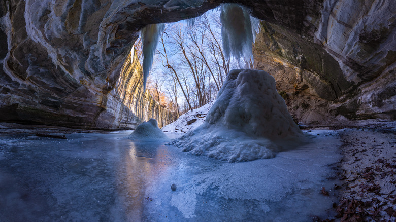 a canyon at starved rock park