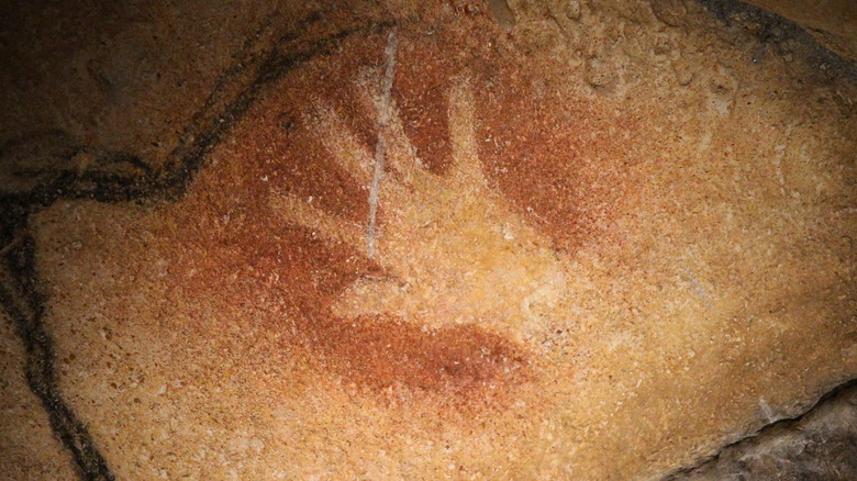 negative red handprint found in Chauvet cave