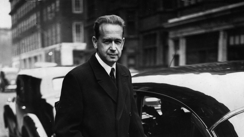 Dag Hammarskjörd in suit by car
