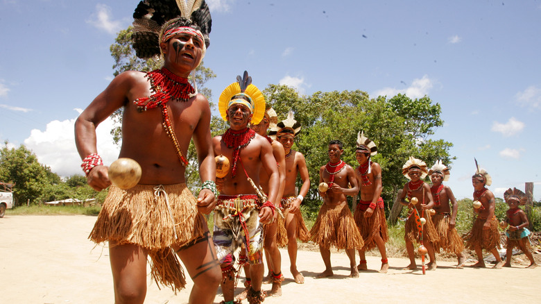 Коренное племя Патаксо в Бразилии