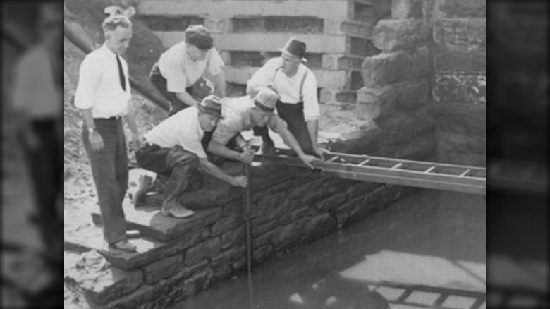 Policemen search for victims' remains