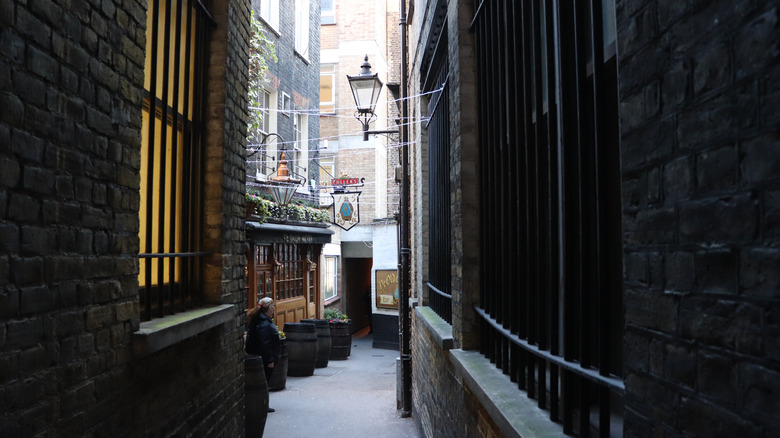 ye olde mitre alleyway