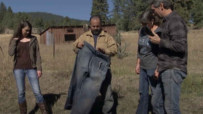 frank fritz mike wolfe american pickers looking at old jeans