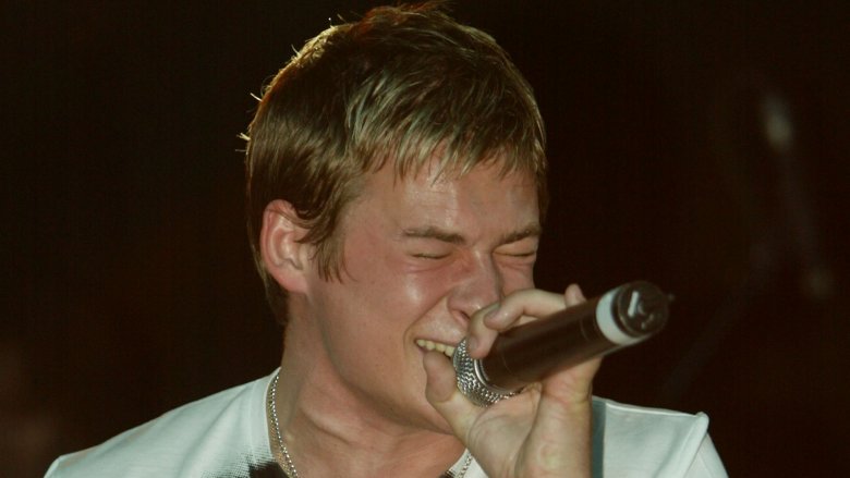 lee ryan eyes shut singing into mic