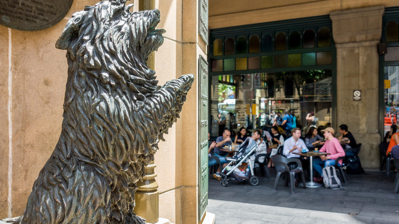 A statue of one of Queen Victoria's favorite dogs