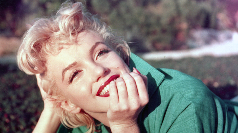 Marilyn Monroe head tilt smiling