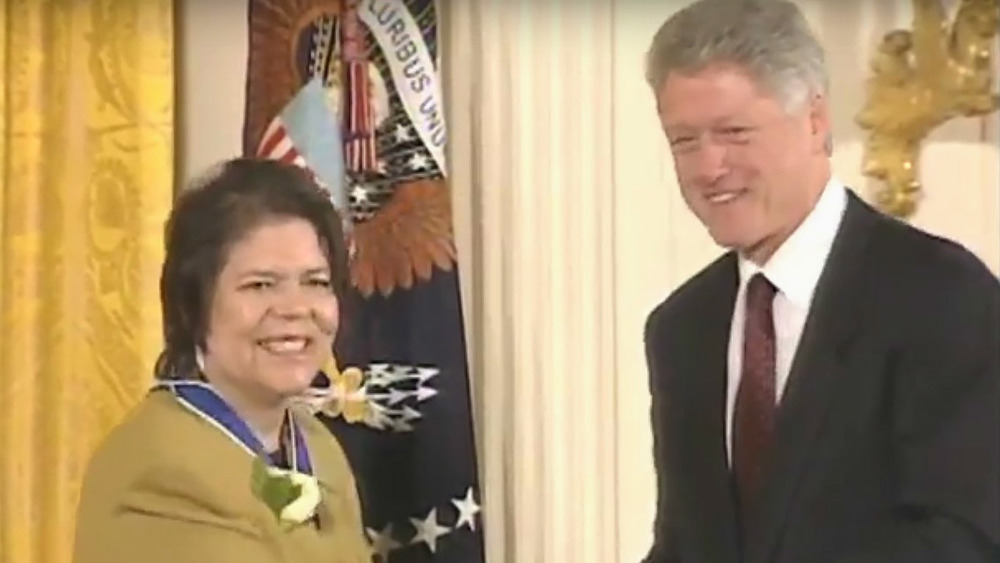 Wilma Mankiller and President Clinton as she is awarded the Presidential Medal of Freedom in 1998