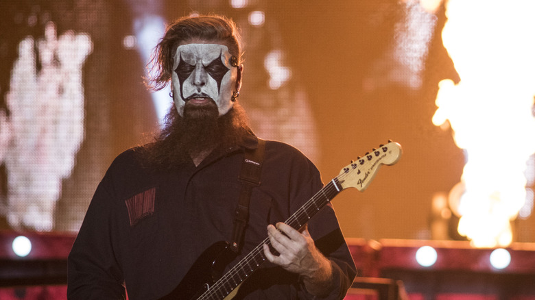 Jim Root playing guitar