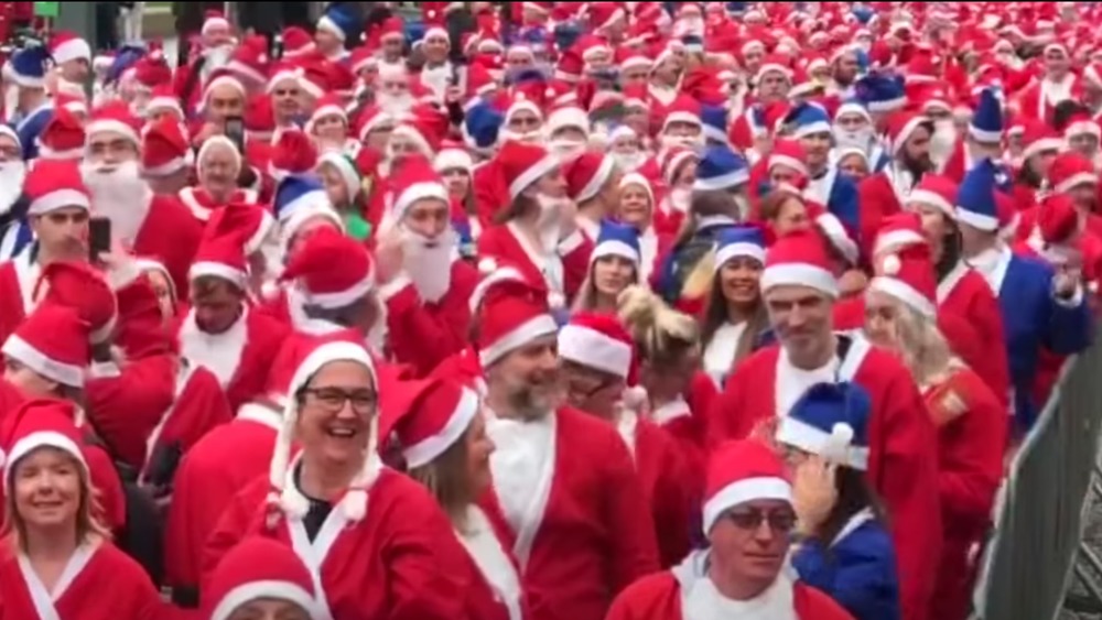 Santa Dash runners