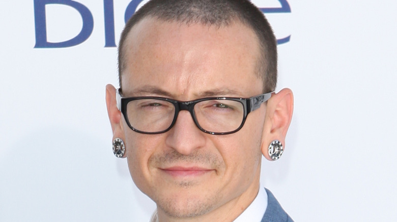 Chester Bennington posing at event