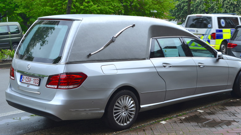 Landau bar on modern hearse