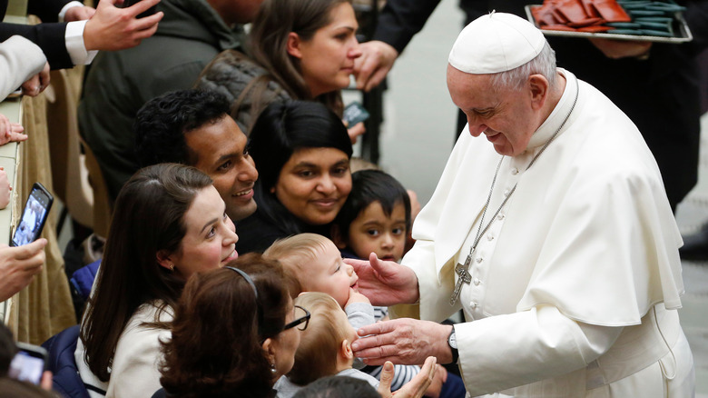 pope francis greeting a baby