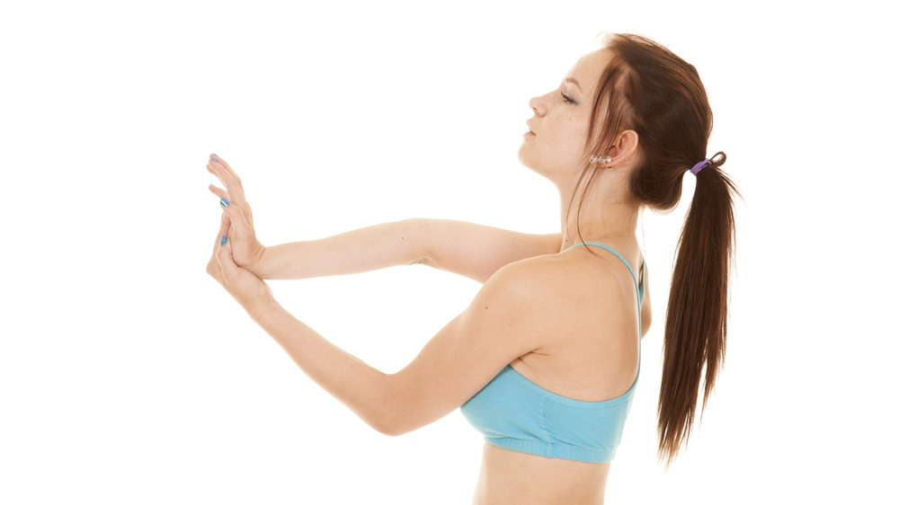 girl with hypermobile arm