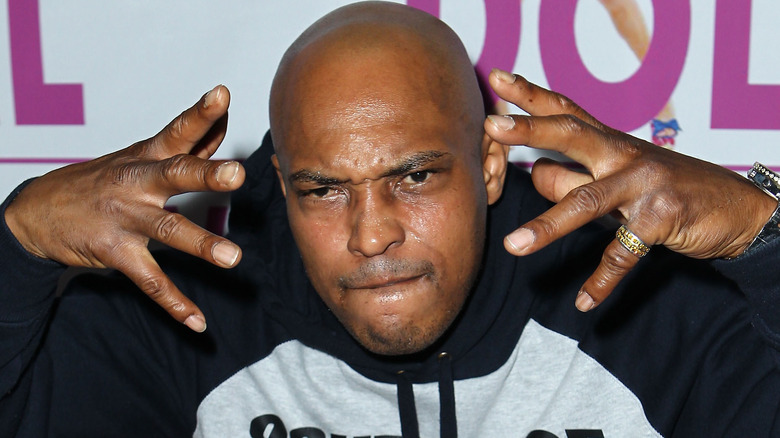 Sticky Fingaz holding up fingers
