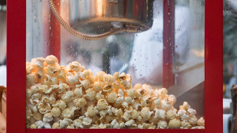 popcorn in popcorn machine