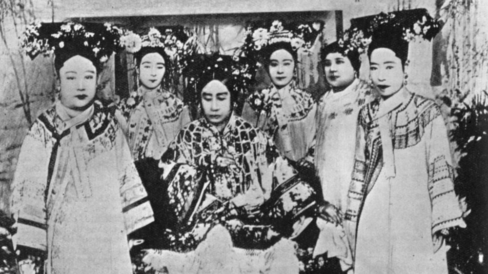 Dowager Empress Cixi (in the middle)