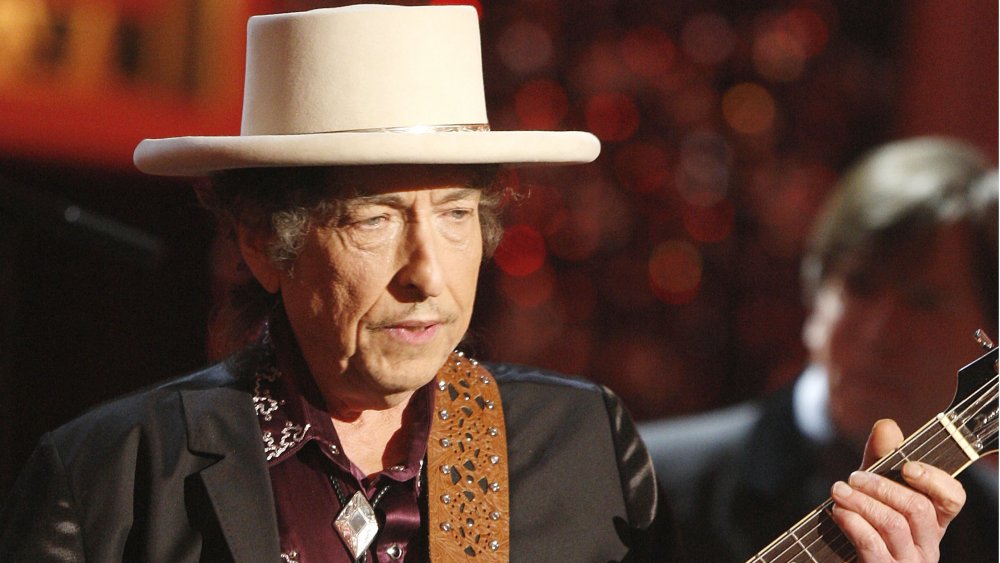 Bob Dylan performing in 2009