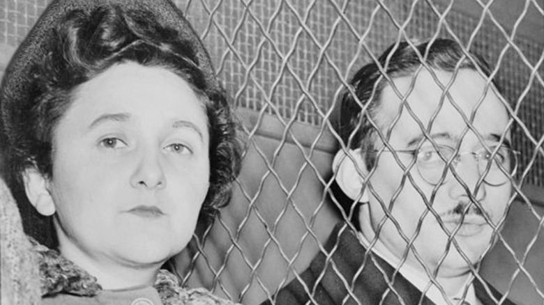 Ethel and Julius Rosenberg separated by wire