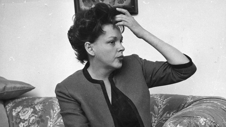 Judy Garland in a hotel suite 