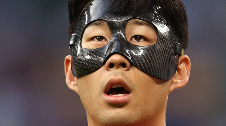 Son Heung-min waering black mask