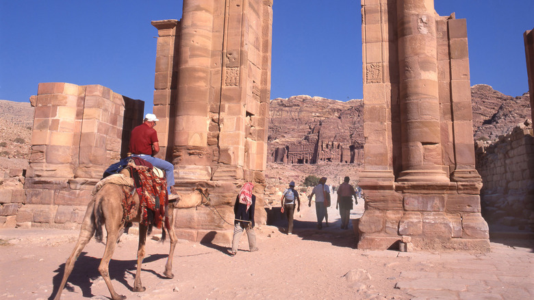 colonnades petra tourists