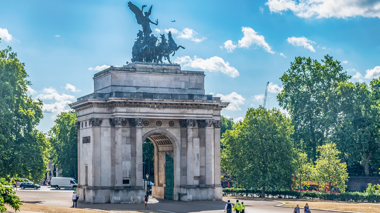 Wellington Arch tourists
