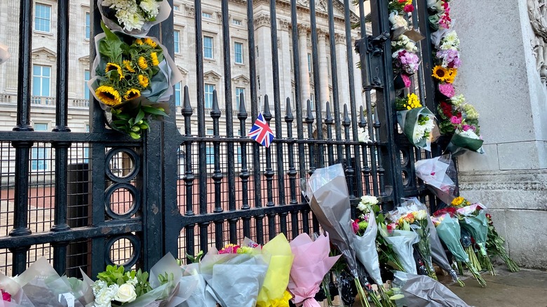 Flowers to honor Queen Elizabeth