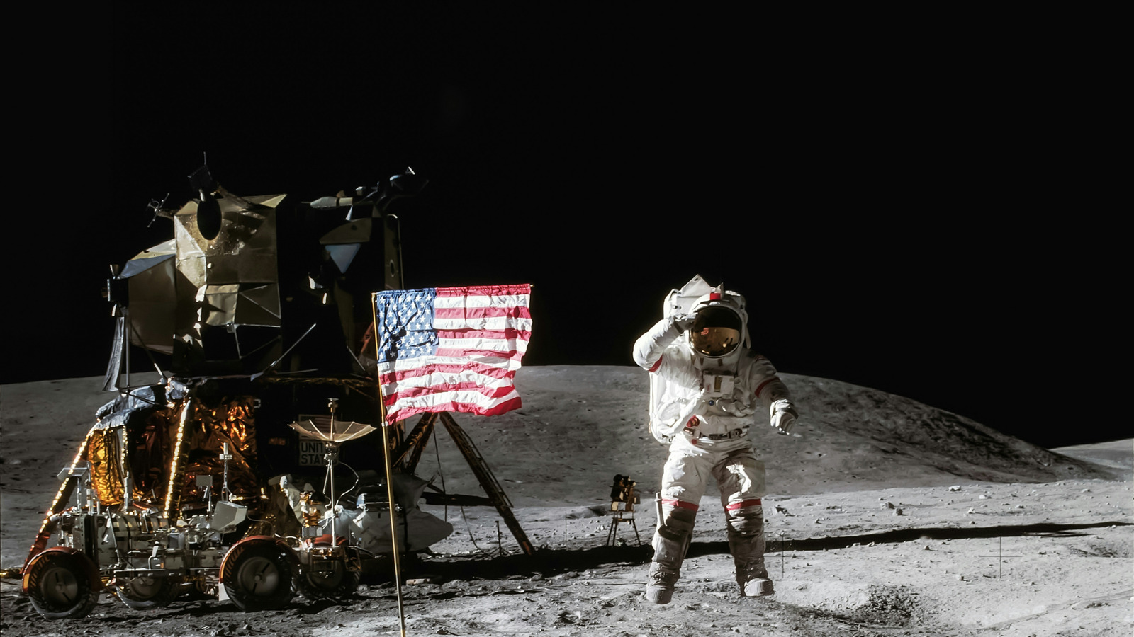 Man landed on the moon. Аполлон 16. Фотографии высадки американцев на луну. Астронавты на Луне хоровод. Америка полетела на луну.