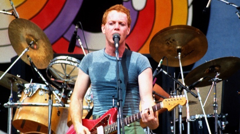 Elfman singing into mic in 1983